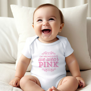 Mittwochs tragen wir ein pinkfarbenes Zitat Baby Strampler
