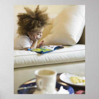 Mixed Rennen Boy Lesebuch auf Sofa Poster