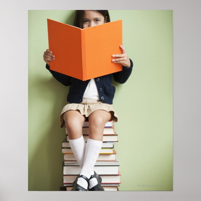 Mixed Rennen Girl sitzt auf Bücherstapeln Poster (Vorne)