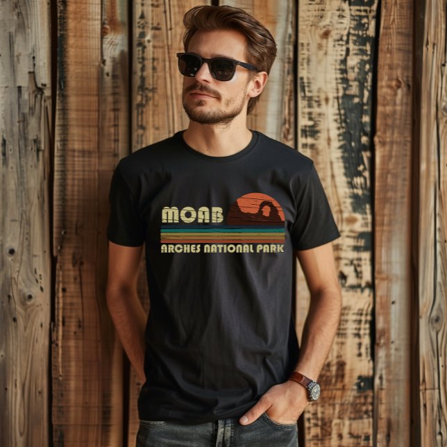 Moab Utah Vintager Sonnenuntergang Arches National T-Shirt (Von Creator hochgeladen)