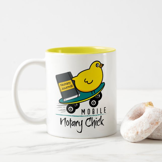 Mobile Notary Chick Riding Skateboard mit Journal Zweifarbige Tasse (Mit Donut)
