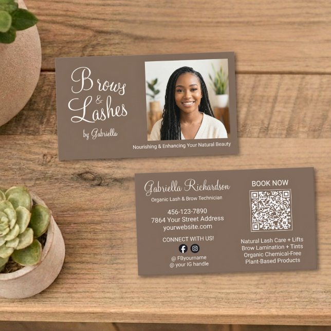 Mocha-Braun-Script-Photo-QR-Code-Brauen- und Wimpe Visitenkarte (Von Creator hochgeladen)