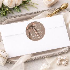 Mocha Brown Sie heiratet - Bow-Brautparty Runder Aufkleber