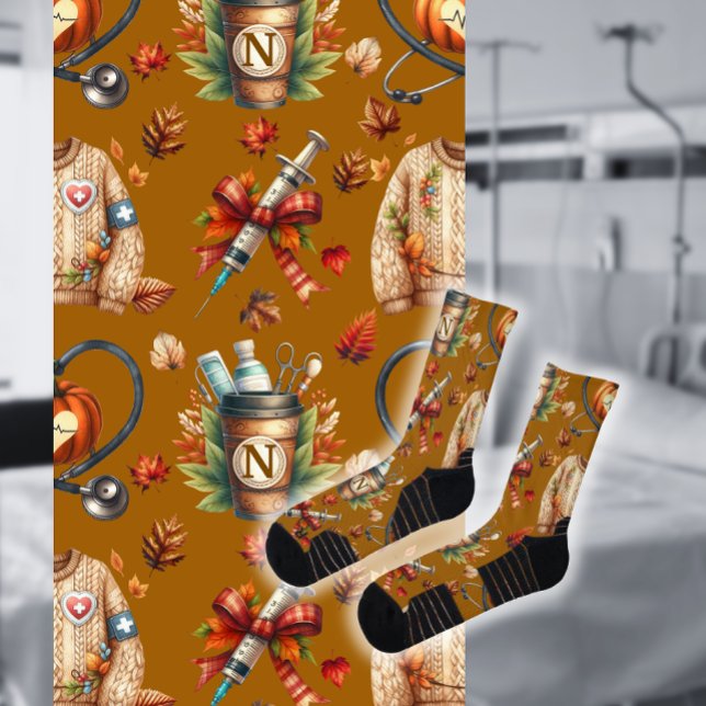 Mocha Monogram Nurse Herbst Essentials Crew Socken (Von Creator hochgeladen)