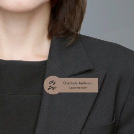 Mocha murmelte das braune Firmenlogo, magnetischer Namensschild