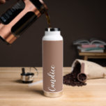 Mocha Personanlized Wedding Bridesmaid Trinkflasche<br><div class="desc">Verschenken Sie Ihre Hochzeitsjury oder Ihre Trauzeugin mit dieser trendigen,  vakuumisolierten Wasserflasche,  die ihren Namen in weißem,  stilisiertem Drehbuch auf einem mochafarbenen Hintergrund zeigt,  der zu Ihrem Hochzeitsfarbenschema passt. Stellen Sie die Flasche nach Belieben durch Bearbeiten und Ersetzen des Namens durch Ihren eigenen Namen ein. Wählen Sie Ihre Wasserflasche.</div>
