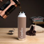 Mocha Personanlized Wedding Bridesmaid Trinkflasche<br><div class="desc">Geben Sie Ihrer Hochzeitsjury oder Ihrer Trauzeugin diese trendige,  vakuumgekühlte Wasserflasche,  die ihren Namen in weißem,  stilisiertem Schrift auf einem mochafarbenen Hintergrund zeigt,  der zu Ihrem Hochzeitsfarbschema passt. Stellen Sie die Flasche nach Belieben durch Bearbeiten und Ersetzen des Namens durch Ihren eigenen Namen ein. Wählen Sie Ihre Wasserflasche.</div>