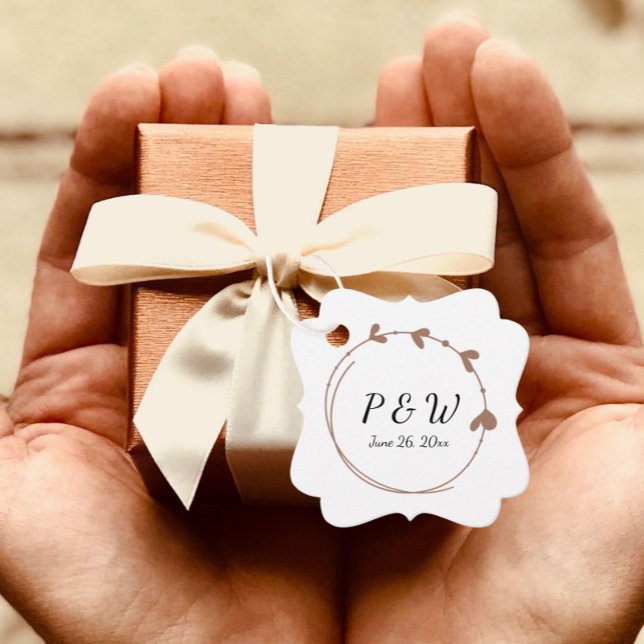 Mocha Simple Heart Wreath Monogram Wedding Geschenkanhänger (In Situ Held)