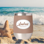 Mocha Stylized Wedding Trauzeuge Name<br><div class="desc">Gönnen Sie Ihrem Trauzeuge einen personalisierten Edelstahl-Weinkeller mit seinem Namen in einem stilisierten Drehbuch in einem weißen,  ovalen Design. Hintergrundfarbe und Skript ist eine modische Mochafarbe. Ideal auch für eine Junggeselle! Personalisieren Sie Ihren Weinwäscher,  indem Sie den Namen mit dem gewünschten Namen bearbeiten und ersetzen.</div>