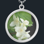 Mock Orange Blossom Silver-plate-Kette Versilberte Kette<br><div class="desc">Ein hübsches Hochzeitsgeschenk für Ihre Brautjungfrauen,  um Ihnen zu danken,  dass Sie Ihren besonderen Tag perfekt gestalten. Diese silberne,  hängende Halskette passt zu Ihrem Hochzeitsgeschirr und stammt aus einem Foto von Judy Adamson.</div>