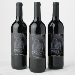 Mockup Elegantes Schwarzes Pferd Gedeckter Weinkel Weinetikett