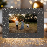 Mod Delicate Geometric Frame Foto Grau Rose Gold Folien Feiertagskarte<br><div class="desc">Diese elegante und dennoch moderne Urlaubsfotokarte besticht durch einen erhöhten Rahmen aus kleinen geometrischen Formen (Quadrate,  Dreiecke,  Kreise usw.) auf karkohlegrauem Hintergrund und einem horizontalen Foto. Auf der Rückseite ist die gleiche dunkelgraue Farbe mit viel Platz,  um ein anderes Foto und/oder Text hinzuzufügen.</div>