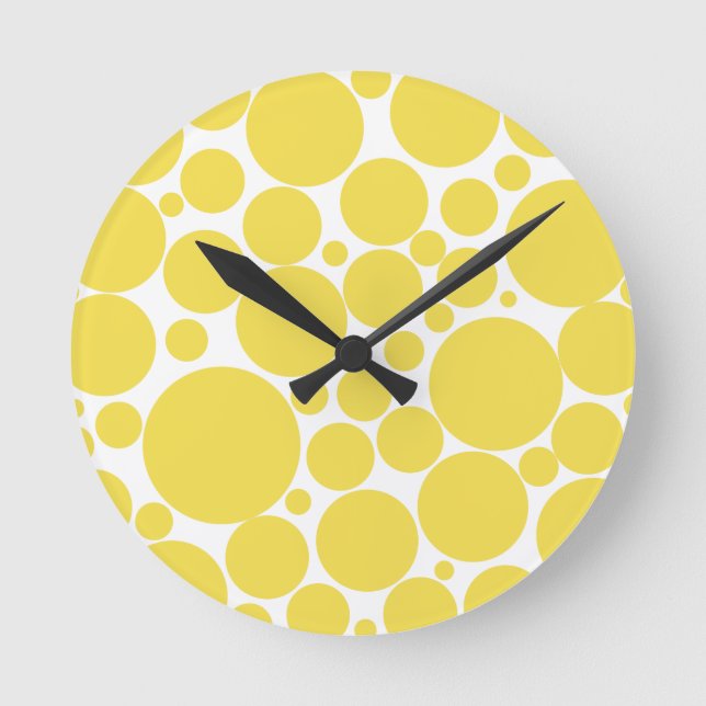 Mod Dots Muster in Lemon Gelb und Weiß Runde Wanduhr (Vorderseite)