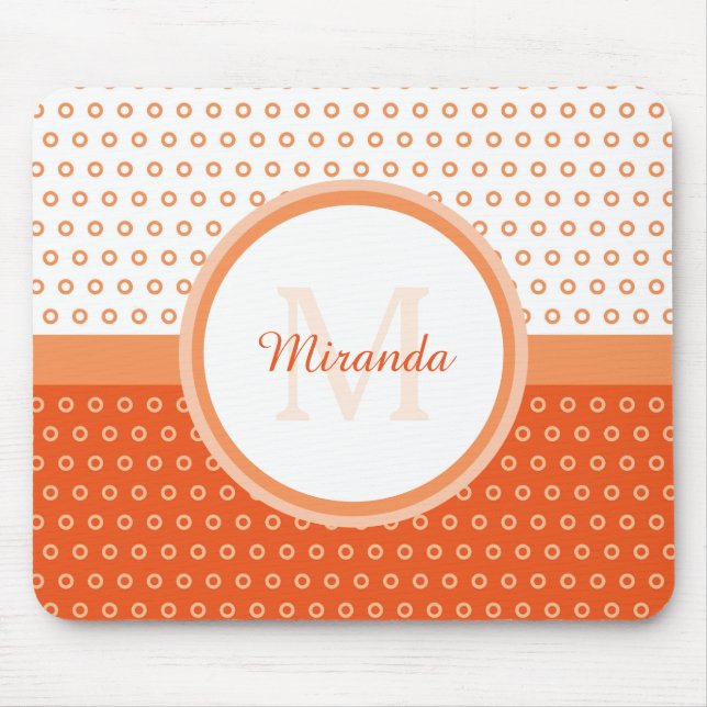 Mod Orange und White Polka Dots Monogramm mit Name Mousepad (Vorne)