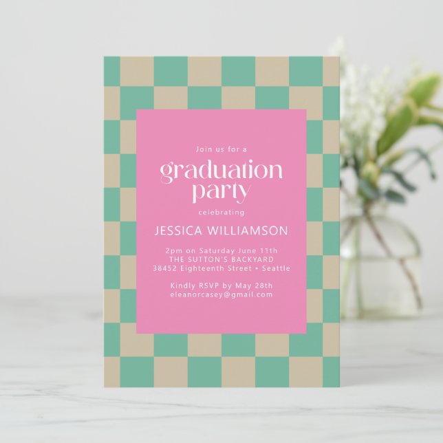 Mod Pink Mint Green Checkerboard Graduation Party Einladung (Stehend Vorderseite)