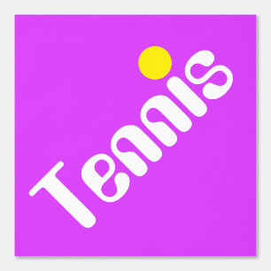 Mod Slant, hellgelber TENNIS-Text auf hellrosa Tapete