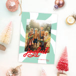 Mod Wavy Retro Groovy Farbiges Foto Minze   Rot Feiertagskarte<br><div class="desc">Diese lustige und festliche Urlaubskarte verfügt über einen anpassbaren farbenfrohen Hintergrund, ein vertikales Foto, ein modernes Drehbuch und eine einfache Typografie. Die Rückseite der Karte weist das gleiche Muster auf (Sie können auch ein anderes Foto und/oder einen zusätzlichen Text auf der Rückseite hinzufügen). **Um die Musterfarben anzupassen, benutzen Sie einfach...</div>