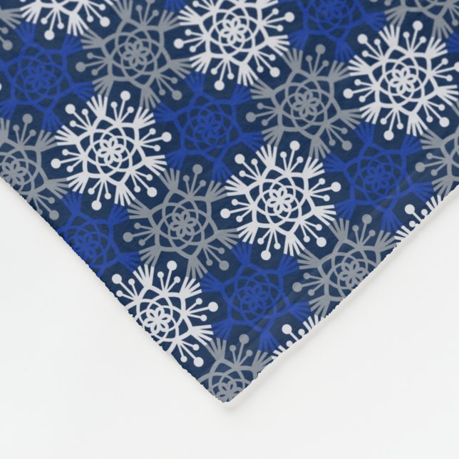 Mod Winter Snowflakes Blau und Grau Fleece Blanket (Ecke)
