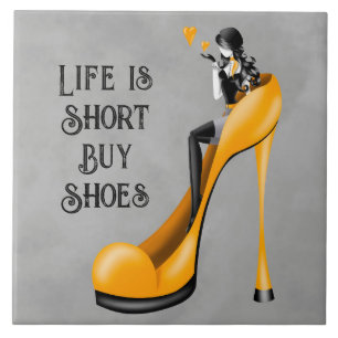 Mode-Diva in Stiletto Golden Fliese