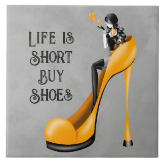 Mode-Diva in Stiletto Golden Fliese