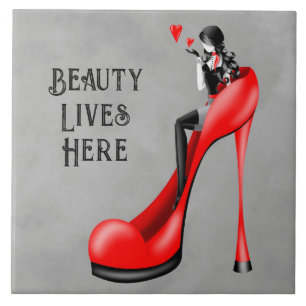 Mode-Diva in Stiletto Rot Fliese