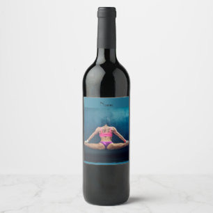 Modell der Fitness Split Thunder_Cove Weinetikett