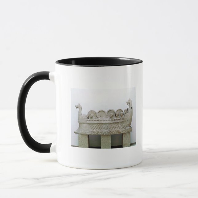 Modell eines Schiffs, das Wein auf transportiert Tasse (Links)