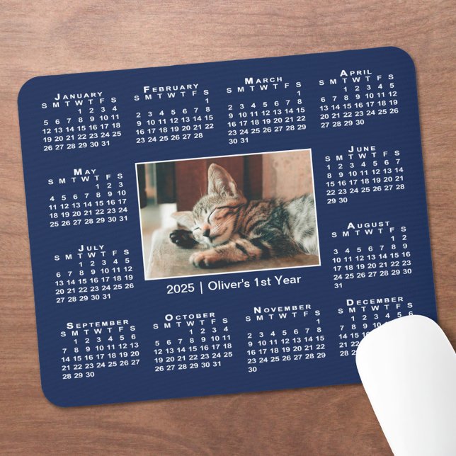 Modern 2025 Kalender Ihr Foto Name auf Navy Blue Mousepad (Modern 2025 Calendar Your Photo Name on Navy Blue Mouse Pad in situ)
