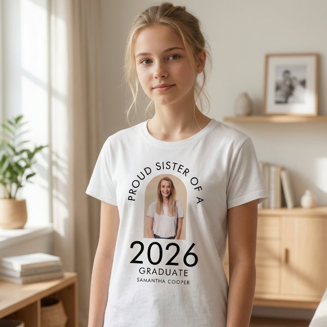 Modern Arch Photo Proud Sister of 2026 Graduate T-Shirt (Von Creator hochgeladen)
