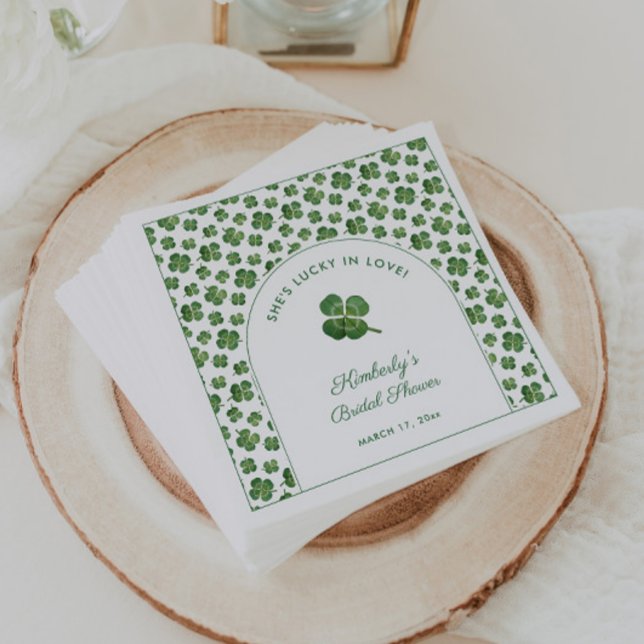 Modern Arch St Patricks Day Brautparty Serviette (Green & white lucky In Love St Patrick's Day Bridal Shower napkins with watercolor four leaf clover)