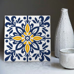 Modern Azulejo Blue Yellow Portugiesisch Lissabon Fliese<br><div class="desc">Indigo Azulejo Blue Portugiesisch Lissabon dekorative Keramik Fliesen sind eine schöne und einzigartige Ergänzung zu jeder Zuhause. Ein hochwertiges Produkt mit zeitloser Ästhetik. Die blaue Farbe der Fliesen wird durch das Indigoblau der berühmten Azulejo-Fliesen von Lissabon inspiriert, was Ihrem Raum eine Touch von Geschichte und Kultur verleiht. Diese Fliesen eignen...</div>