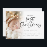 Modern Baby First Christmas Custom Foto Card Feiertagskarte<br><div class="desc">Modern Baby First Christmas Custom Foto Card. Verfügbar in digitaler Form und gedruckt. Lieblich zu feiern, das erste Weihnachtsfest Ihres Babys. Ein spielerisches Set-Skript für Erste Weihnachten und die Erholung des Textes ist leicht zu personalisieren. Ersetzen Sie das Beispiel-Foto durch das eigene. Ein Gradientenüberlagerungsschicht befindet sich oben auf Ihrem Foto,...</div>
