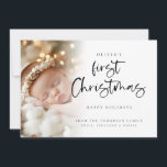 Modern Baby First Christmas Custom Foto Card Feiertagskarte<br><div class="desc">Modern Baby First Christmas Custom Foto Card. Verfügbar in digitaler Form und gedruckt. Lieblich zu feiern, das erste Weihnachtsfest Ihres Babys. Ein spielerisches Set-Skript für Erste Weihnachten und die Erholung des Textes ist leicht zu personalisieren. Ersetzen Sie das Beispiel-Foto durch das eigene. Ein Gradientenüberlagerungsschicht befindet sich oben auf Ihrem Foto,...</div>