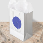 Modern Balloon | Name des Party Blue Fun Kindergeb Mittlere Geschenktüte<br><div class="desc">Einfache, stilvolle und lustige Gastgeschenk Geschenktüte mit dem eigenen "<name>'" Text in moderner Typografie in knusprig weiß auf einem einfachen runden Ballondesign in königsblau mit einem geraden grauen String in einem minimalistischen skandinavischen "Scandi" Stil. Fügen Sie Ihren Kindern den Namen oder den Namen eines geliebten Kindes für ein wirklich einzigartiges...</div>