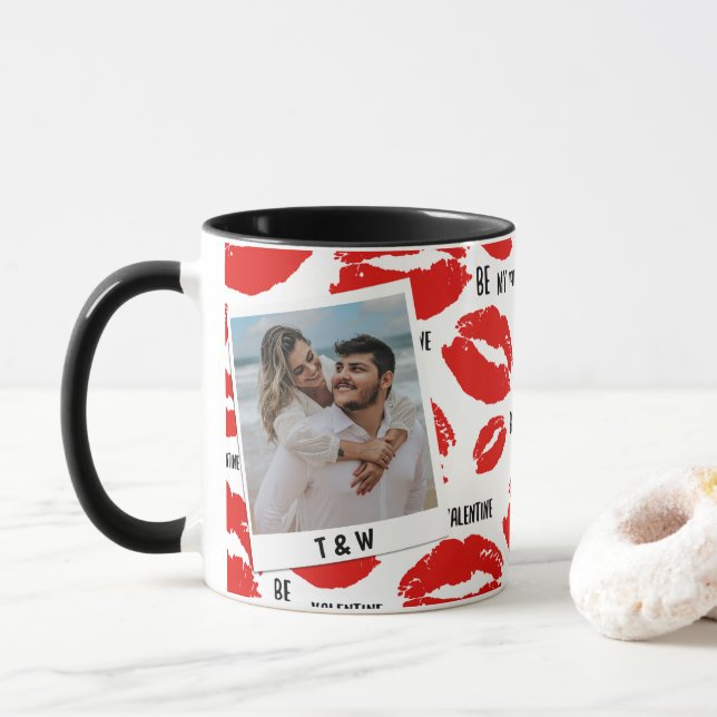 Modern Be My Valentines Lips Couple Photo Initial  Tasse (Mit Donut)