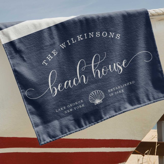 Modern Beach House Familie Name Script Navy Blue Strandtuch (Von Creator hochgeladen)