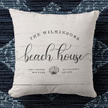 Modern Beach House Familie Name Skript White Wood Kissen<br><div class="desc">Moderne,  schicke Kalligrafie mit dem Lesen von BEACH HOUSE und dem Familiennamen in einem trendigen typografisch orientierten Design. Großartiges Kissen für die Wohngestaltung Ihrer Zuhause weg von der Zuhause. Unser Kunsthandwerkskissen mit weißem Holzshiplapskissen im Bauernstil zeigt eine süße Muscheldarstellung zwischen Ihrem Standort und dem etablierten Jahr.</div>