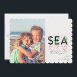 Modern Beach Sea Greetings Coral Weihnachten Foto<br><div class="desc">Eine moderne Urlaubskarte mit einer einfachen minimalen Botschaft,  die "Sea Greetings" mit Palmen kombiniert mit handgeschriebener Typografie lautet. Personalisieren Sie Ihre Namen und Ihr Lieblingsbild. Bild von Vitolda Klein auf Unsplash</div>