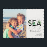 Modern Beach Sea Grüße Grün Weihnachten Foto<br><div class="desc">Eine moderne Urlaubskarte mit einer einfachen minimalen Botschaft,  die "Sea Greetings" mit Palmen kombiniert mit handgeschriebener Typografie lautet. Personalisieren Sie Ihre Namen und Ihr Lieblingsbild. Bild von Vitolda Klein auf Unsplash</div>