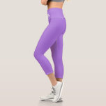 Modern bearbeitbarer weißer Yogatext auf Violet Capri Leggings<br><div class="desc">Moderner, weißer Yogatext auf violetten Capri-Leggings.</div>