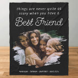 Modern Best Friend BESTE FREUNDIN Foto Fleece Blan<br><div class="desc">Einzigartige beste Freundin Foto Decke mit einem stilvollen schwarzen Hintergrund,  ein wertvolles Bild von Ihnen und Ihrem Freund in einem Pinselstrich-Effekt,  das niedliche Freundschafts-Sprichwort "Dinge sind nie ganz so beängstigend,  wenn Sie einen besten Freund haben",  und Ihre Namen am unteren Rand.</div>