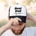 Modern bester Vater per Par Retro Cool Truckerkappe<br><div class="desc">Mit diesem stilvollen LKW-Hut können Sie sich ein Loch in one für den Vater gönnen! Retro cooles Design für den besten Vater Par. Swing in Style auf dem Platz!</div>