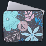Modern Big Blue Blume Muster Pink Monogram Laptopschutzhülle<br><div class="desc">Modernes und hübsches Blumendesign mit rosa Monogramm.</div>