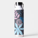 Modern Big Blue Blume Muster Pink Monogram Trinkflasche<br><div class="desc">Modernes und hübsches Blumendesign mit rosa Monogramm.</div>