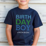 Modern Birthday Boy Navy Blue Name Age Number T-Shirt<br><div class="desc">Das individuell gestaltete Shirt "Birthday Boy" zeichnet sich durch modernes Textdesign in Blau,  Grün und Weiß aus. Personalisieren Sie den Text mit Vorname und Altersnummer Ihres Kindes auf der Rückseite. Farben können alle angepasst werden.</div>