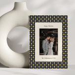 Modern Black and Gold Geometric Festive Photo Feiertagskarte<br><div class="desc">Send your holiday greetings in style with this modern black and gold geometric holiday photo card. The design features a bold yet elegant pattern, framing your favorite family, couple, or individual photo with a sophisticated touch. Perfect for Christmas, New Year's, or any festive celebration, this card is great for families,...</div>
