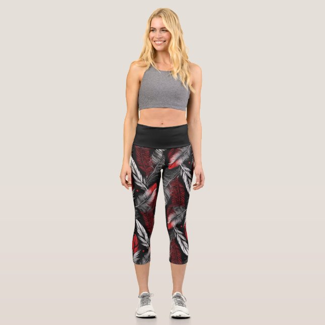Modern Black and Red Feather Design  Capri Leggings (Vorderseite)