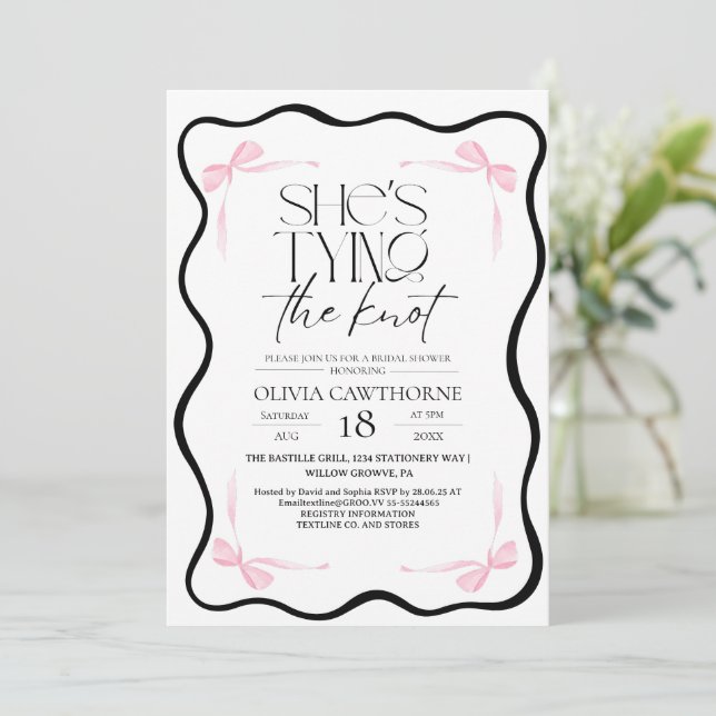 Modern Black Bow  Bridal Shower Invitation Einladung (Stehend Vorderseite)