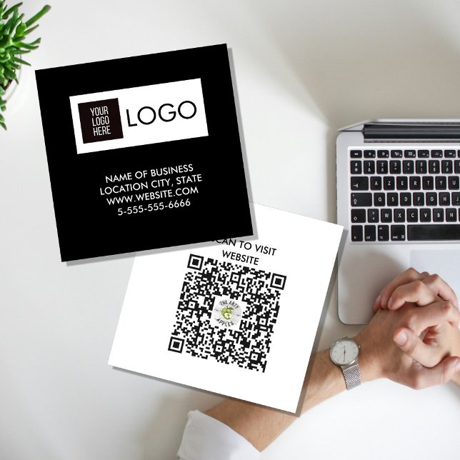 Modern Black Custom Logo & QR Code Square Business Quadratische Visitenkarte (Von Creator hochgeladen)