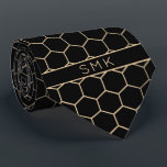 Modern Black Gold Foil Geometric Monogram Krawatte<br><div class="desc">Moderne Schwarz-Gold Foil Geometric Monogram Necktie in einem stilvollen Muster goldener Hexagons auf elegantem schwarzen Hintergrund. Einfach mit Text, Schriftart und Farben anpassen. Erstellt von Zazzle pro Designer BK Thompson © exklusiv für Cedar und String; bitte kontaktieren Sie uns unter cedarandstring@gmail.com , wenn Sie Hilfe benötigen, Fragen haben oder sich...</div>